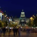 איך למצוא מלון בפראג המשתלם ביותר ב-2025? Old Town Center at Night in Prague