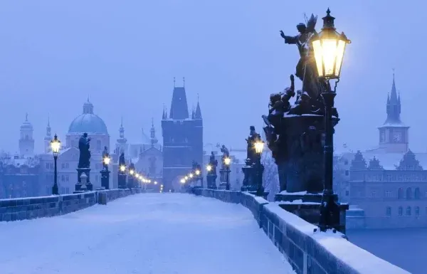 טיול חורף לפראג: מסע קסום לעיר המושלגת שלא הכרתם